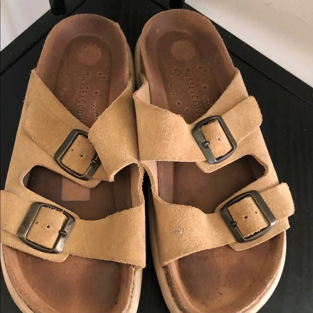 Women’s suede leather musse & cloud Tan Suede Double-Buckle Slide Sandals